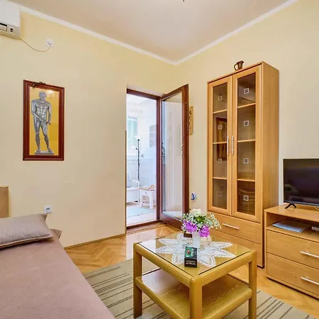 In 15007 Апартаменты Мали-Лошинь